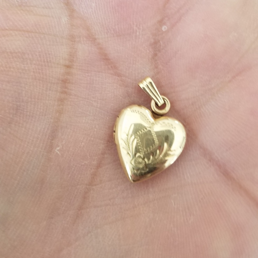 VINTAGE 10K GOLD HEART CHARM LOCKET - Picture 1 of 5